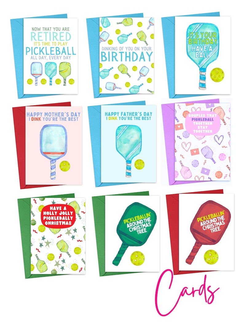 K&ouml;nnte beinhalten: Neun Gru&szlig;karten mit Aquarell-Illustrationen von Pickleball-Schl&auml;gern und B&auml;llen. Die Karten haben verschiedene Botschaften, darunter "Jetzt, wo du im Ruhestand bist, ist es Zeit, Pickleball zu spielen", "Frohen Muttertag, ich finde dich toll", "Frohen Vatertag, ich finde dich toll", "Paare, die zusammen Pickleball spielen, bleiben zusammen", "Frohe Weihnachten mit viel Pickleball", "Pickleballin' um den Weihnachtsbaum", und "Alles Gute zum Geburtstag, viel Spa&szlig;".