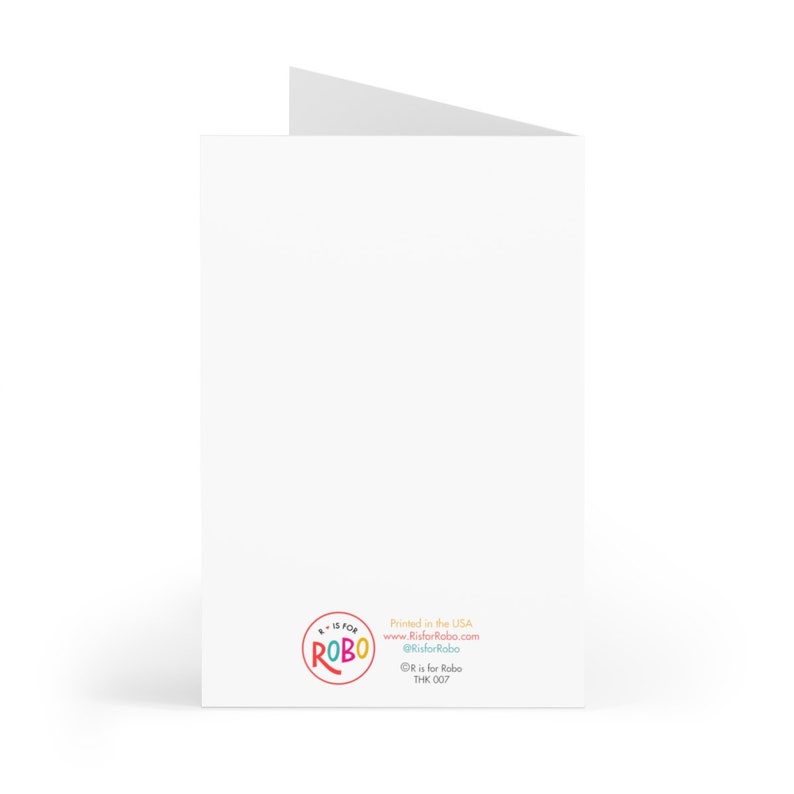 K&ouml;nnte beinhalten: Eine leere wei&szlig;e Karte mit einem bunten Logo auf der R&uuml;ckseite. Das Logo ist ein Kreis mit dem Text "R is for Robo" und einem bunten Roboterdesign. Der Text "Printed in the USA" befindet sich unter dem Logo, zusammen mit einer Website-Adresse und einem Social-Media-Handle.