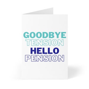 以下が含まれることがあります： 「GOODBYE TENSION HELLO PENSION」の文字がターコイズとネイビーブルーで書かれた白いグリーティングカード。カードは折りたたまれており、退職にふさわしい、すっきりとしたミニマルなデザインです。