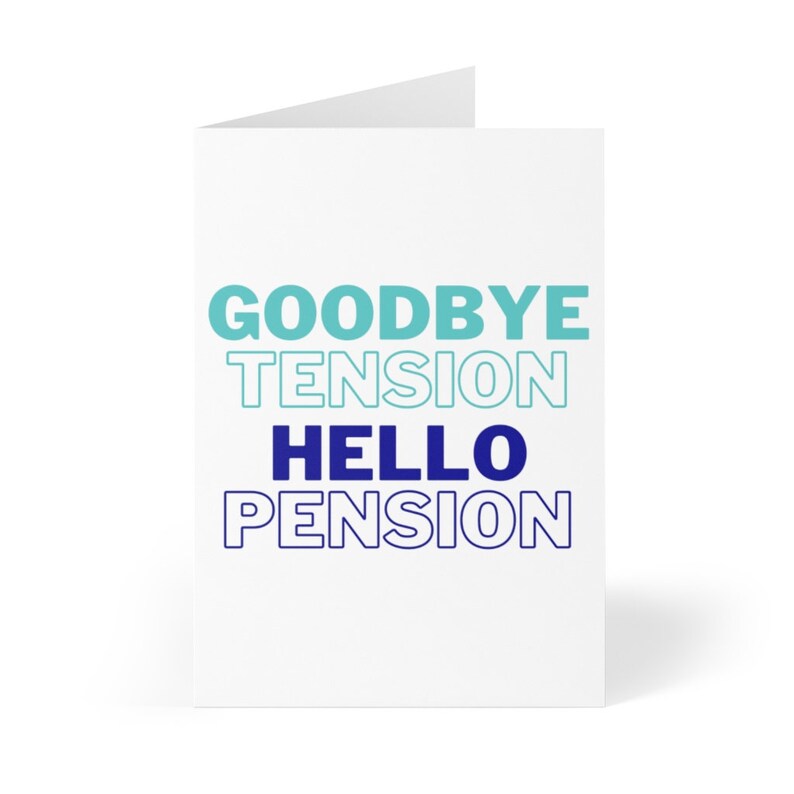 以下が含まれることがあります： 「GOODBYE TENSION HELLO PENSION」の文字がターコイズとネイビーブルーで書かれた白いグリーティングカード。カードは折りたたまれており、退職にふさわしい、すっきりとしたミニマルなデザインです。
