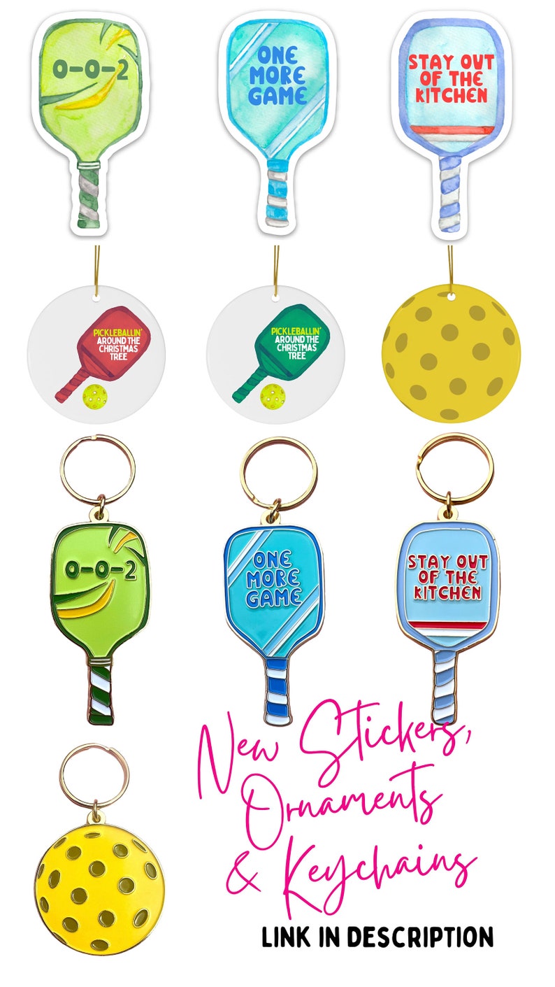 K&ouml;nnte beinhalten: Ein Set an Pickleball-Schl&uuml;sselanh&auml;ngern, Ornamenten und Aufklebern. Die Schl&uuml;sselanh&auml;nger zeigen einen Pickleball-Schl&auml;ger mit dem Text "0-0-2", "One More Game" und "Stay Out of the Kitchen". Es gibt auch einen gelben Pickleball-Schl&uuml;sselanh&auml;nger. Die Ornamente zeigen einen Pickleball-Schl&auml;ger mit dem Text "Pickleballin' Around the Christmas Tree". Die Aufkleber zeigen einen Pickleball-Schl&auml;ger mit dem Text "One More Game", "Stay Out of the Kitchen" und "0-0-2".