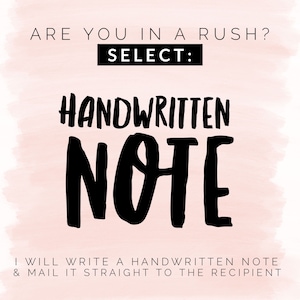 K&ouml;nnte beinhalten: Ein rosa-wei&szlig;er Aquarellhintergrund mit schwarzem Text, der "ARE YOU IN A RUSH? SELECT: HANDWRITTEN NOTE I WILL WRITE A HANDWRITTEN NOTE & MAIL IT STRAIGHT TO THE RECIPIENT" lautet.