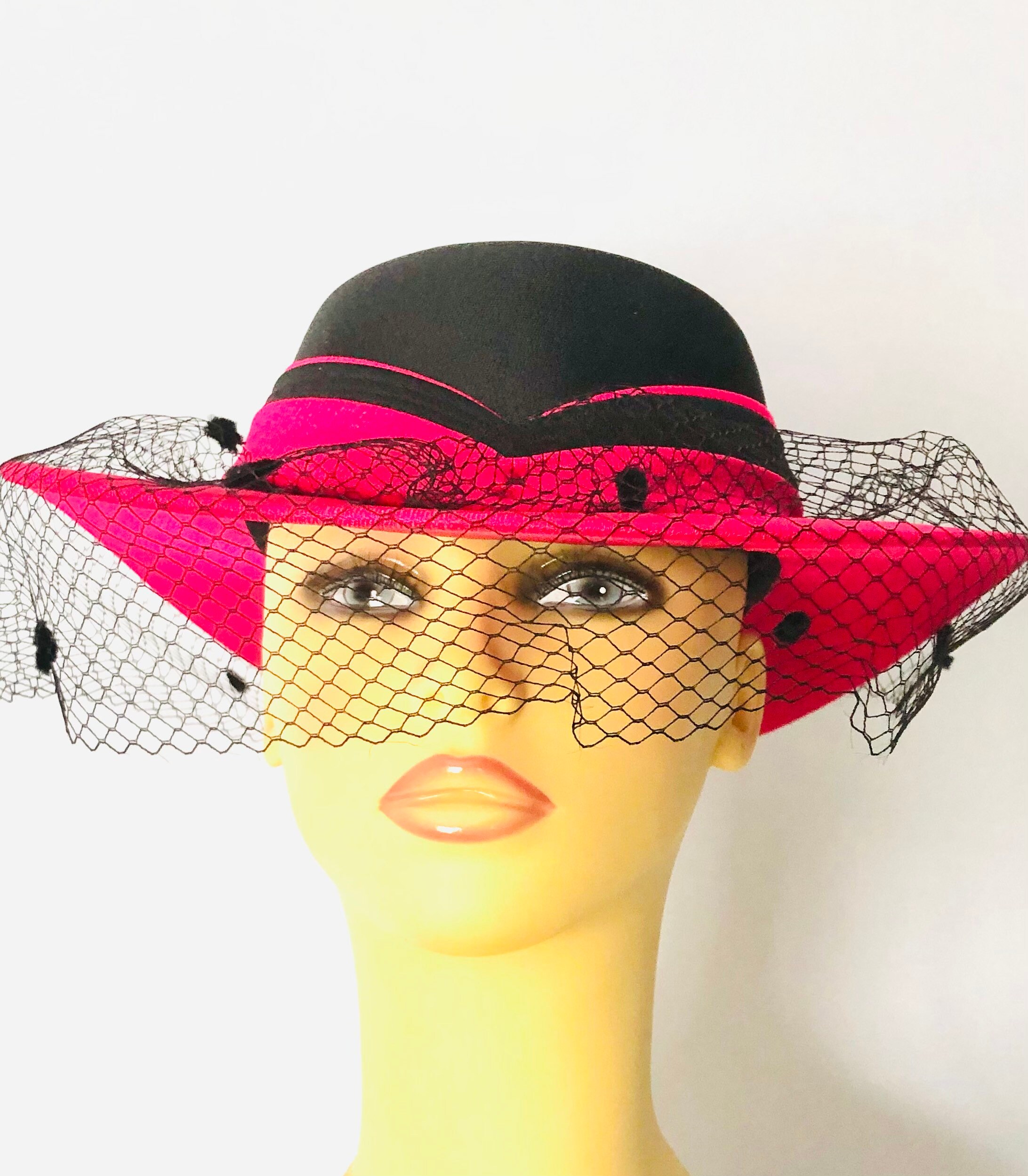 Ladies Pink \u0026 Black Vintage Hat With 