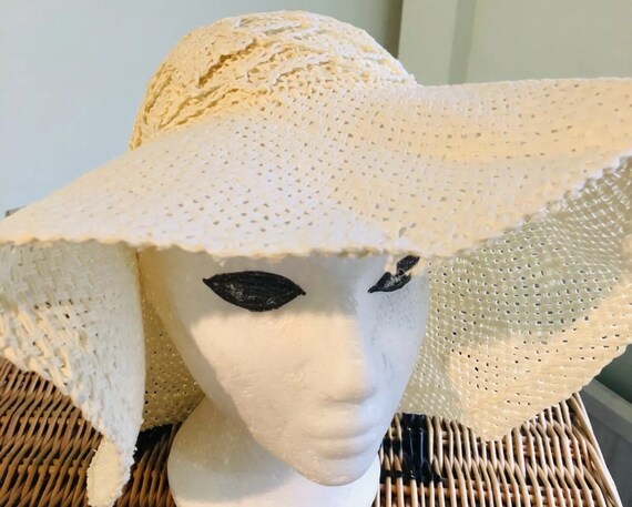 white floppy hat races