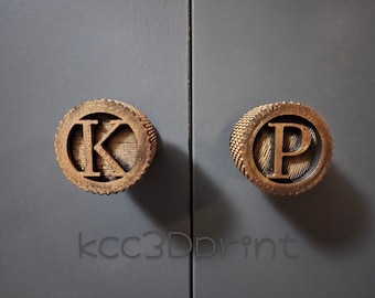 Gałki do szafy z monogramem. Wykonane na zamówienie. Kolor antyczny. Unikalny wzór.