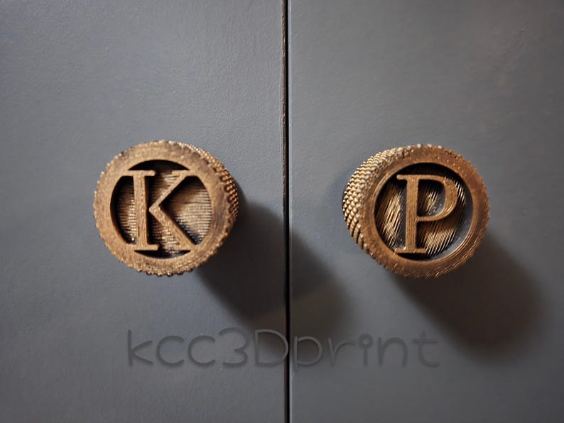 モノグラムのワードローブノブ。オーダーメイド。アンティークカラー。個性的な装飾。 画像 1