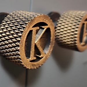 モノグラムのワードローブノブ。オーダーメイド。アンティークカラー。個性的な装飾。 画像 2