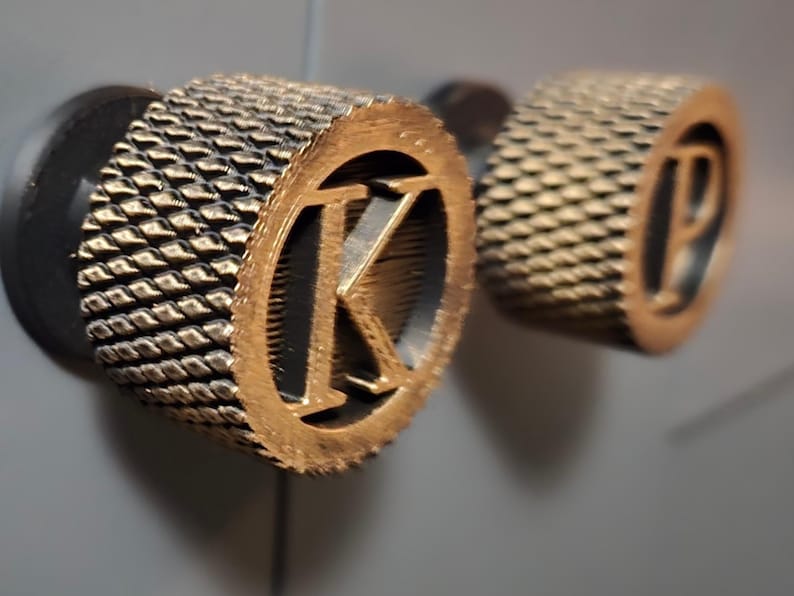 モノグラムのワードローブノブ。オーダーメイド。アンティークカラー。個性的な装飾。 画像 2