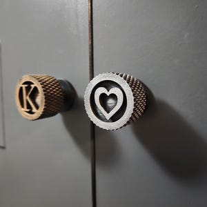 モノグラムのワードローブノブ。オーダーメイド。アンティークカラー。個性的な装飾。 画像 3