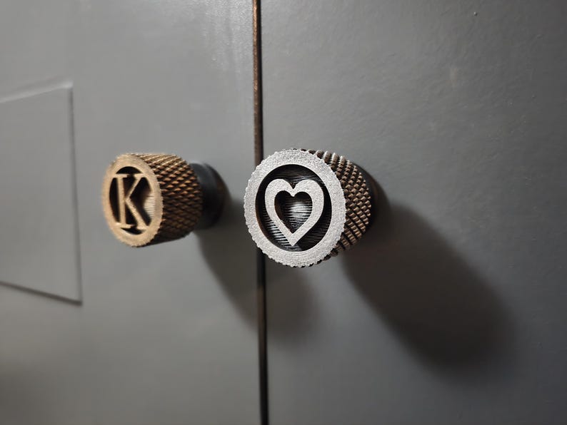 モノグラムのワードローブノブ。オーダーメイド。アンティークカラー。個性的な装飾。 画像 3
