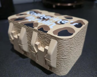 Pojemnik i fiolka Ypsomed do przechowywania insuliny. Pudełko na insulinę. Spersonalizowane. Twój tekst tutaj. Bezpieczne, mocne, dyskretne.