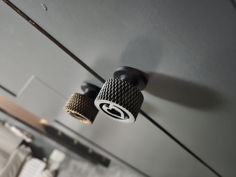 モノグラムのワードローブノブ。オーダーメイド。アンティークカラー。個性的な装飾。 画像 4