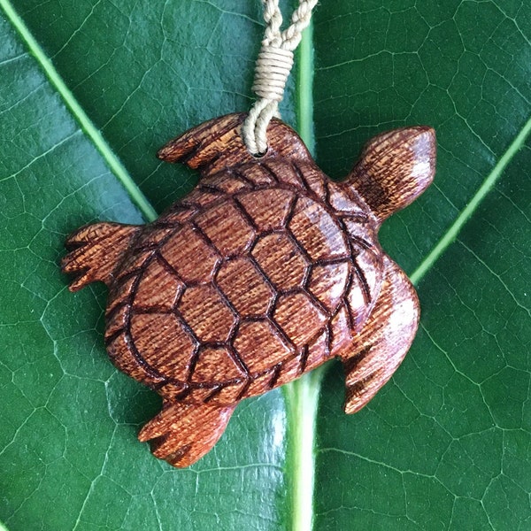 Collier pendentif tortue hawaïenne Honu en bois de koa naturel Bijoux polynésiens traditionnels