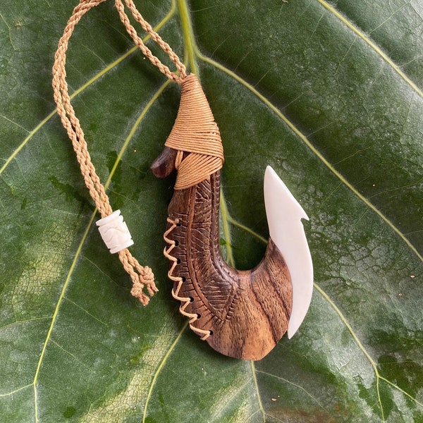 Pendentif maori en bois sculpté tribal et hameçon en os de buffle blanc avec collier réglable en cordon tressé