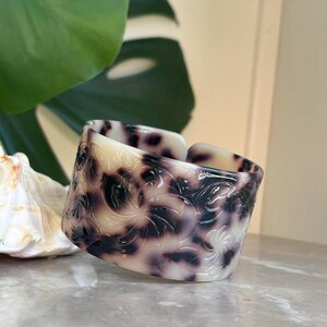 Faux Tortoise Shell Hibiscus Carving White Bracelet Bangle Cuff Hawaiian Vintage Jewelry