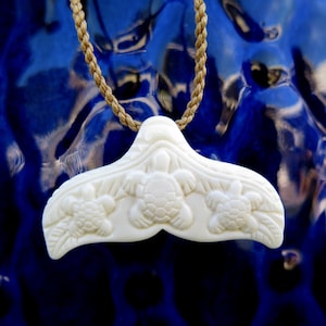 Collana con ciondolo in osso di bufalo con tartarughe Honu intagliate sulla coda di balena e cordino di cotone regolabile, gioielli hawaiani