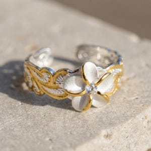 Anello per alluce hawaiano in argento sterling placcato oro con decorazione a volute e plumeria, con bordo intagliato, fascia da 6 mm.
