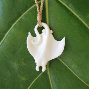 Pendentif bijoux hawaïen en os de buffle blanc véritable raie manta avec collier réglable en cordon tressé
