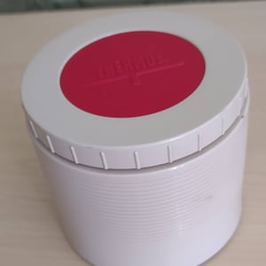 Vintage / 1970&#39;s / Termo / Crema con círculo rojo en la tapa / Caliente o Frío / Termo Frasco / Contiene 6oz./ Buen estado
