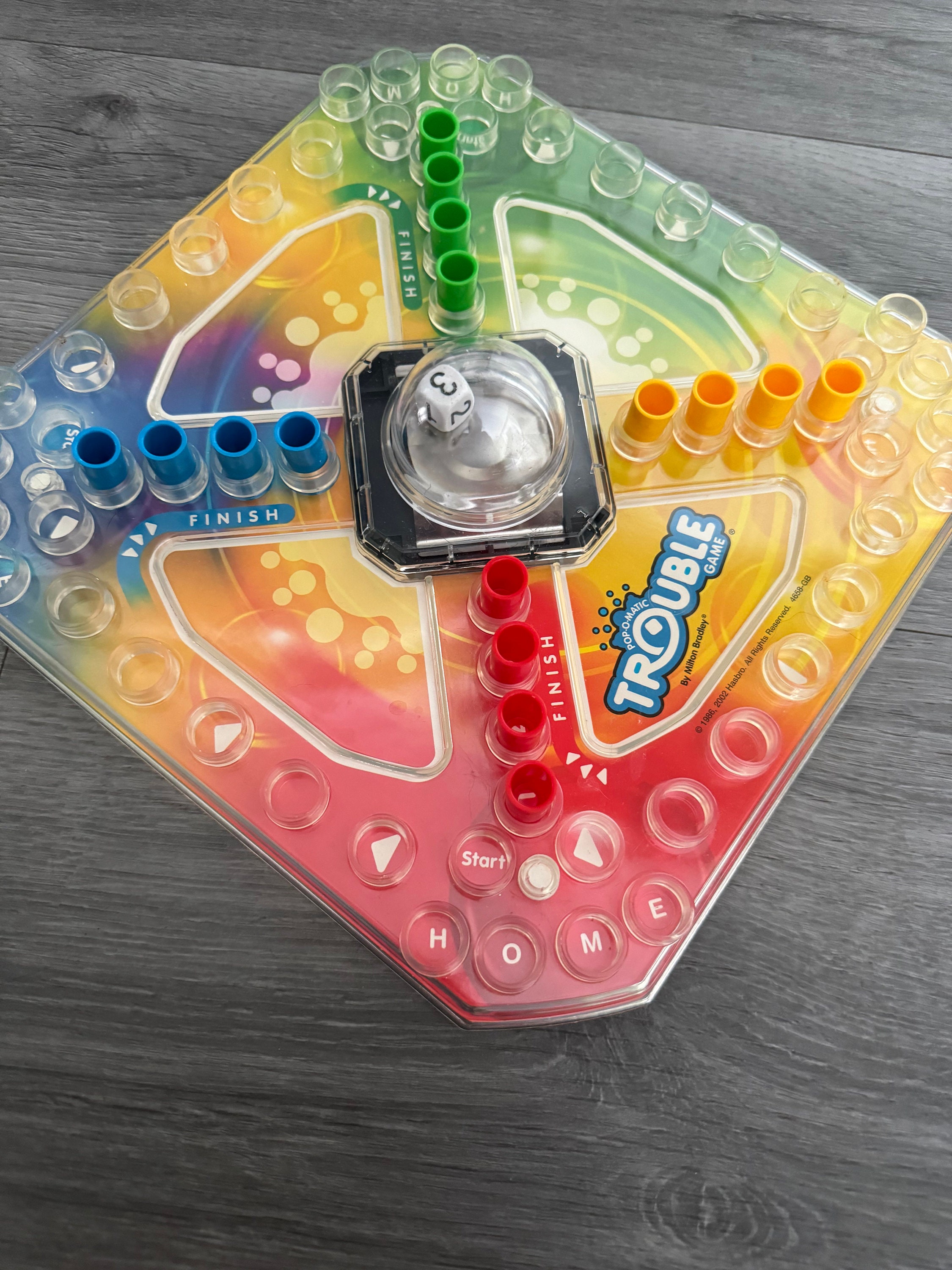 Jeu De Société Trouble Avec Pop-O-Matic - Version Géante Pour 2 à 4 Joueurs - 5 Ans Et Plus