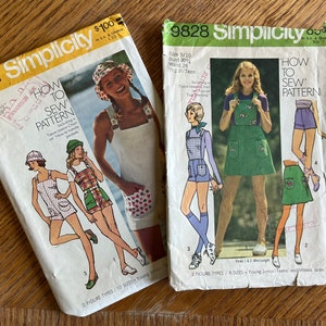 Peut inclure: Deux patrons de couture Simplicity vintage pour vêtements pour femmes. Le patron de gauche est le numéro 5631 et est pour une combinaison. Le patron de droite est le numéro 9828 et est pour une jupe et un tablier.