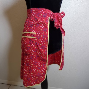 Vintage/meio avental/1970/vermelho/tamanho único/padrão floral/roupa de cozinha/avental de cozinha com bolso/avental retrô/