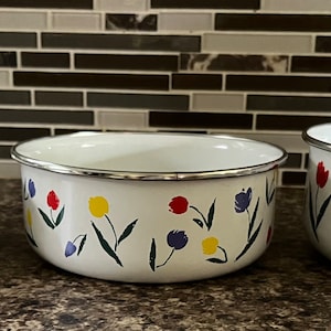 Vintage/ Set of 3/ Enamelwear/ Nesting/ Bowls/ Very Good Condition