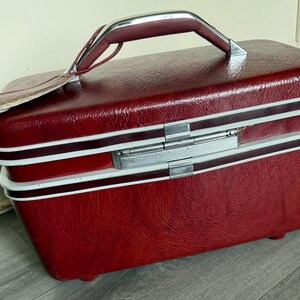 Vintage/ Samsonite/ Burgundy/ Make Up/ Travel/ Train/ Case/ Hard Shell/ Mirror/ Removable Tray/ Removable Zipper Pouch/ Good Condition