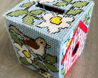 Vintage/ Hecho a mano/ Bordado/ Caja de pañuelos/ Funda/ Casita para pájaros/ Pájaro/ Flores/ 5 1/2”/ Excelente estado