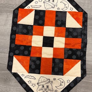 W stylu vintage/ Materiał/ Pikowany/ Bieżnik/ Kot/ Gwiazda/ Księżyc/ Pomarańczowy/ Czarny/ Patchwork/ 24”/ Dobry stan
