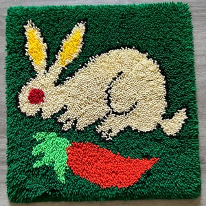 Vintage/Haczyk zatrzaskowy/Królik/Wzór marchewki/17” x 16 3/4”/Dywan/Dekoracja ścienna/Doskonały stan