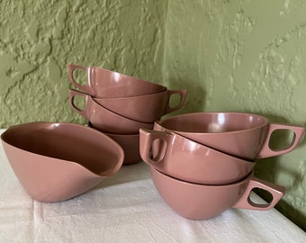 Vintage/ jaren 80/ Mar Crest/ Melmac/mauve kleur/8-delige set/ sauskom/set van 7 kopjes/ plastic drinkgerei/ kopje koffie/thee/ goede staat