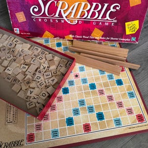 Vintage/ 1999/ Scrabble/ Kruiswoordraadsel/ Spel/ Tegelspel/ Milton Bradley/ Goede staat