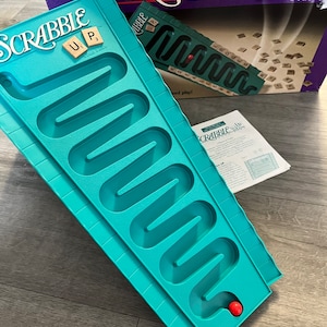 Vintage/ 1996/ Scrabble Up/ Vertical/ Juego de palabras/ Milton Bradley Hecho en EE. UU./ Azulejos de letras faltantes y cinta adhesiva de doble cara/ Buen estado