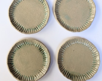 Set von 4 handgemachten rustikalen grünen Tellern 13-13,5 cm