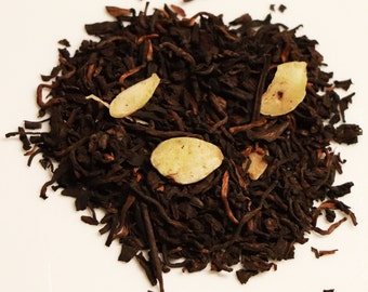 Pode incluir: Chá preto em folhas soltas com pedaços de amêndoa. O chá é castanho escuro e os pedaços de amêndoa são castanho claro.