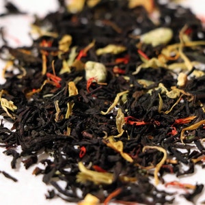 Pu&ograve; includere: Primo piano di un blend di foglie di t&egrave; nero, scorza d'arancia e altri fiori ed erbe secche.