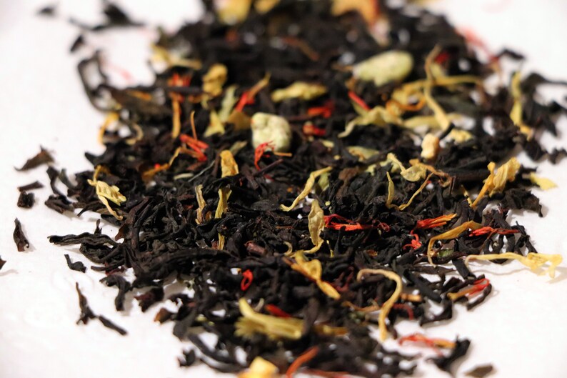 Pu&ograve; includere: Primo piano di un blend di foglie di t&egrave; nero, scorza d'arancia e altri fiori ed erbe secche.