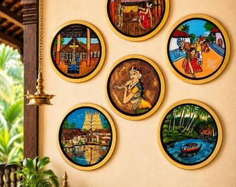 Könnte beinhalten: Eine Sammlung von sechs runden Wandkunstwerken mit lebendigen, detaillierten Gemälden traditioneller Szenen, darunter ein Tempel, ein Boot auf dem Wasser und Figuren in farbenfroher Kleidung, alle in passenden goldfarbenen Rahmen.