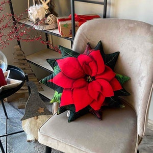 Poinsettia pillow / poinsettia cushion / christmas pillow / christmas gift / plant pillow / christmas flower pillow / flower lovers