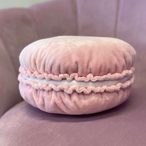 Macaroon pillow / pink macaron pillow / plush macarons / macaroons cushion / french macaron / french cookie / pink macaroon / food pillow