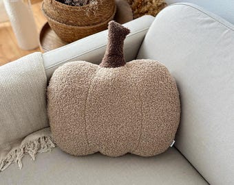 Almofada de abóbora bege Bouclé – decoração artesanal de outono
