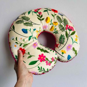 Wildflower travel Neck pillow / botanical pillow / car pillow / flowers lover/ airplane pillow / neck cushion / Reisekissen