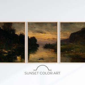 Könnte beinhalten: Ein Triptychon aus gerahmten Landschaftsgemälden, das eine Flussszene bei Sonnenuntergang mit dunklen Silhouetten von Bäumen und Hügeln vor einem goldenen Himmel zeigt. Das Kunstwerk enthält tiefe Braun-, Grün- und Orangetöne. Text SUNSET COLOR ART.