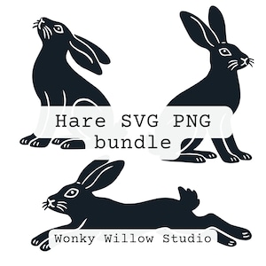 Puede incluir: Un paquete de arte digital con tres siluetas de liebres negras en varias poses. El texto "Hare SVG PNG bundle" se muestra en el centro, con "Wonky Willow Studio" en la parte inferior. Las liebres están sobre un fondo blanco.