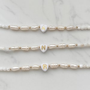 Personalisiertes Perlenarmband, Muschelperlen Armband, Süßwasserperlen Armband, Initialarmband, Briefarmband, Geschenk für sie