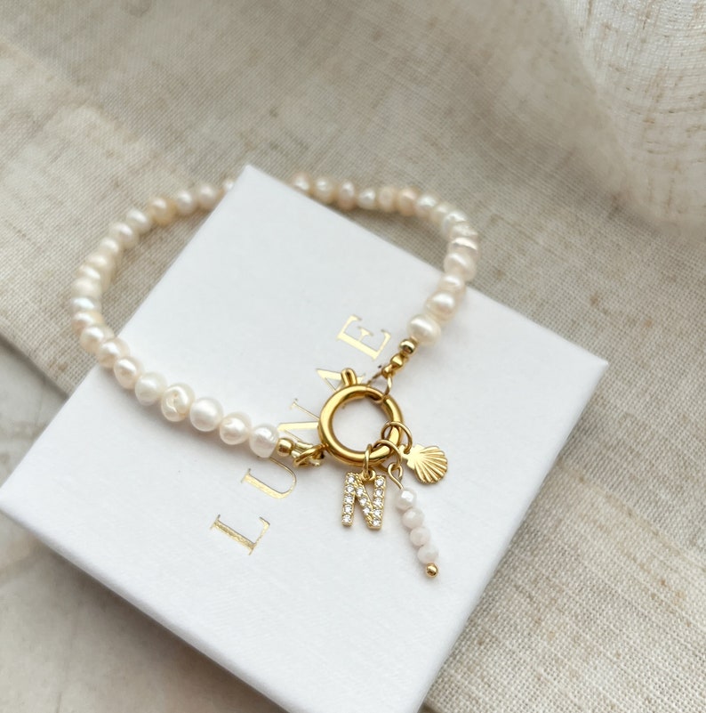 Süßwasserperlenarmband, personalisiertes Armband, Initialarmband, stilvolles Armband, kleines Perlenarmband, Zirkonia-Armband, Geschenk für Sie Bild 1