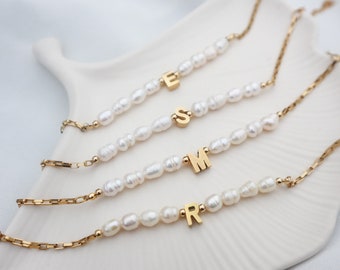Bracelet de perles d'eau douce, bracelet personnalisé, bracelet initiale, bracelet élégant, petit bracelet de perles, cadeau pour elle, cadeau personnalisé