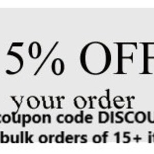 Op de afbeelding: Een grijze knop met witte tekst die "15% OFF your order Use coupon code DISCOUNT15 with bulk orders of 15+ items." zegt.
