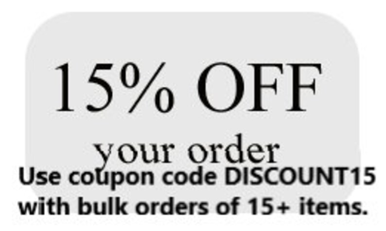 Op de afbeelding: Een grijze knop met witte tekst die "15% OFF your order Use coupon code DISCOUNT15 with bulk orders of 15+ items." zegt.